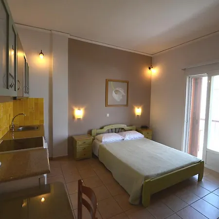 Konstantza And Apartmán Ermupoli