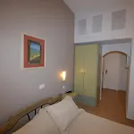 κωνστάντζα στούντιο και Ερμούπολη