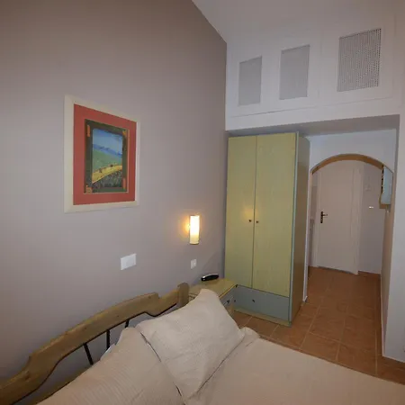 Konstantza And 埃尔莫波利斯