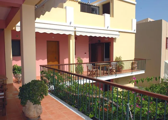 κωνστάντζα στούντιο και Ερμούπολη